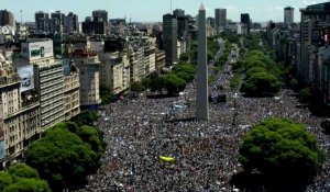 VUES AERIENNES des supporters argentins attendant les joueurs dans le centre de Buenos Aires