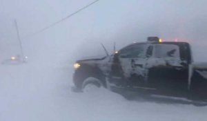 New York: un véhicule de police bloqué dans la neige pendant une tempête "historique"