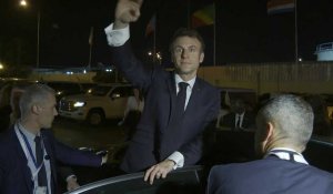 Macron arrive au Gabon, accueilli par des acclamations à l'aéroport
