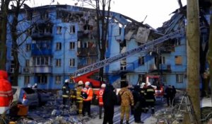 Ukraine : évacuation des victimes après une frappe russe sur un immeuble à Zaporijjia