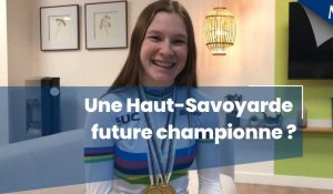 Aurore Pernollet, Haut-Savoyarde de 18 ans, porte le maillot arc-en-ciel des champions du monde de cyclisme et souhaite se lancer dans une carrière professionnelle