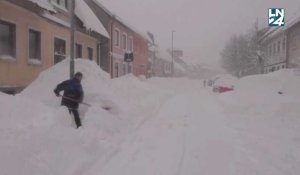 D'énormes congères dans une ville croate après de fortes chutes de neige