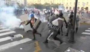 Pérou: affrontements entre policiers et manifestants lors d'un rassemblement contre la présidente