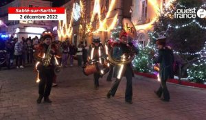 VIDÉO. Sablé-sur-Sarthe : défilé aux lanternes et en fanfare pour le début des illuminations de Noël