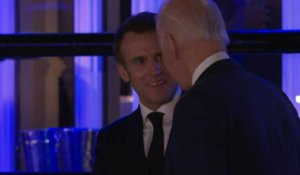 Les présidents Macron et Biden quittent un restaurant après leur dîner privé à Washington