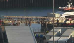 Douvres: des dizaines de migrants débarquent d'un navire de patrouille des forces frontalières