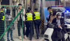 La police arrête une personne à Shanghai sur le lieu d'une manifestation