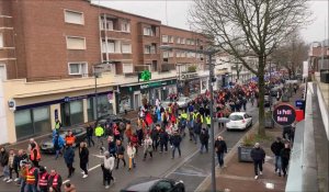 Réforme des retraites: les manifestants défilent en nombre à Maubeuge