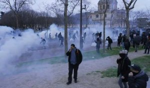 Retraites: à Paris, échauffourées entre ultras et forces de l'ordre à l'arrivée de la manifestation