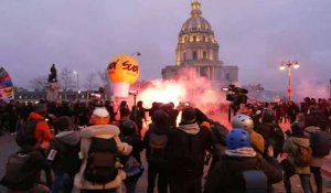 Retraites : des policiers chargent des manifestants en fin de cortège à Paris