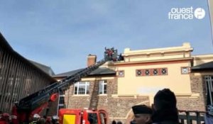 VIDÉO. Le poing levé, le premier occupant du toit est descendu par les pompiers, salle de la Cité à Rennes