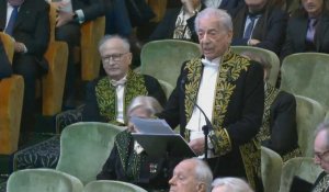 Mario Vargas Llosa prononce son discours à l'Académie française