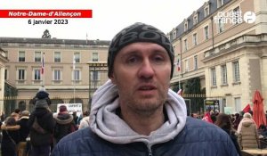 VIDEO. Des parents se mobilisent devant la préfecture contre la fermeture de classes 