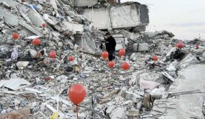 Séisme en Turquie: des ballons rouges en hommage aux enfants décédés