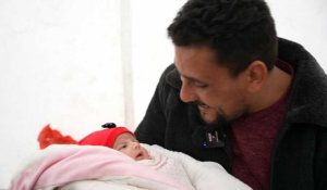 Syrie : Afraa, née sous les décombres après le séisme, a été adoptée
