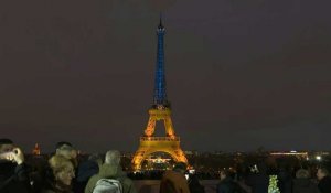 Paris: la Tour Eiffel s'illumine aux couleurs de l'Ukraine, un an après le début de la guerre