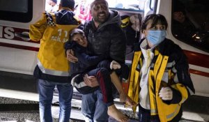 "La terre en train de s'ouvrir" : en Turquie et en Syrie, deux nouveaux séismes sèment la panique