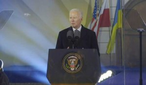 Le président américain Biden déclare à la foule de Varsovie que l'Ukraine est "libre"