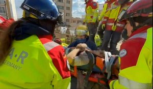 Séisme: une femme sauvée en Turquie après plus de 100 heures sous les décombres