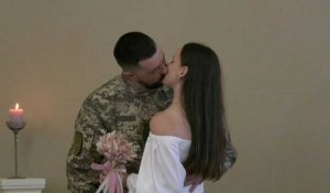 Des soldats ukrainiens se marient le jour de la Saint-Valentin