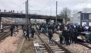 VIDÉO. À Rennes, des manifestants envahissent la voie, la circulation des trains coupée