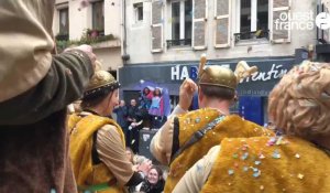 VIDÉO. Carnaval de Granville : pendant qu'Asterix jette des confettis, Obélix boit sa potion magique