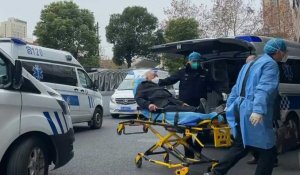 Covid en Chine: des ambulances amènent des patients à un hôpital de Shanghai
