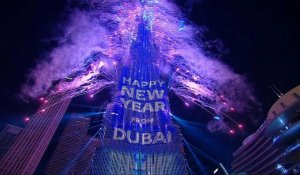 Des feux d'artifice illuminent le Burj Khalifa de Dubaï pour accueillir 2023