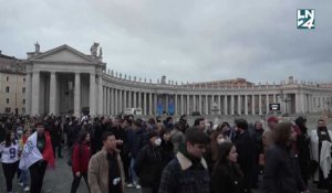 Des milliers de fidèles font la queue pour rendre hommage à l'ex-pape Benoît XVI
