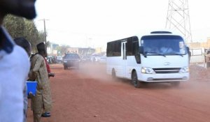 Bamako: les 46 militaires ivoiriens arrivent à la Cour d'appel en minibus