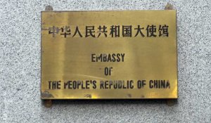 Images de l'ambassade de Chine à Séoul, Pékin suspend les visas de courte durée