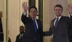 Macron accueille le Premier ministre japonais Fumio Kishida à l'Elysée