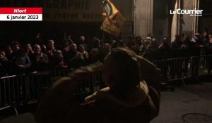 Cinq militants anti-bassines sortent du tribunal de Niort sous les acclamations de 200 manifestants 