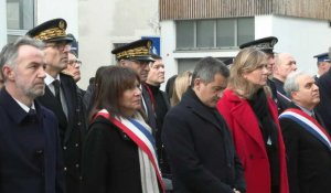Attentats de janvier 2015: hommage aux victimes devant les anciens locaux de Charlie Hebdo