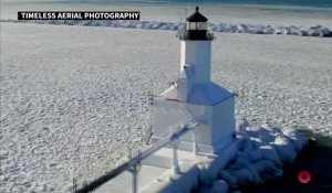 Formation de couches de glace sur le lac Michigan aux Etats-Unis