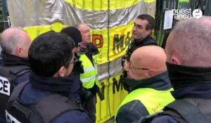 VIDÉO. Échanges tendus entre Gilets jaunes et policiers à Angers
