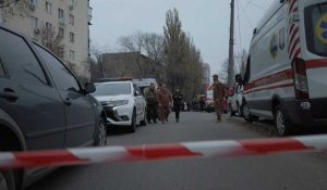 Ukraine: ambulances sur le site d'une frappe de missile sur un immeuble résidentiel de Kiev