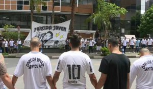 Brésil: des supporters de Santos prient devant l'hôpital où Pelé est hospitalisé