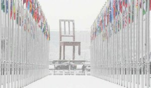 Genève: le palais des Nations Unies et l'allée des Drapeaux recouverts de neige