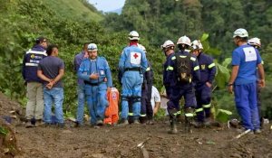 Colombie: les secours travaillent avec des pelleteuses sur le site d'un glissement de terrain