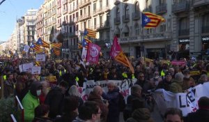 Les Catalans pro-indépendance marchent vers le consulat français à Barcelone