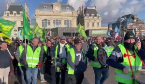 Saint-Omer : manif de l'aprem le cortège commence la marche et part de la gare