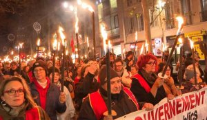 Marseille: Descente aux flambeaux sur la Canebière contre la réforme des retraites