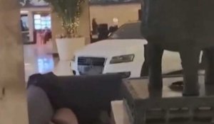 Un client en colère fonce sur un hôtel de Shanghai avec sa voiture