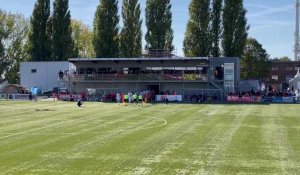 Football (N1): match RFC Liège - Tirlemont, montée des joueurs sur la pelouse