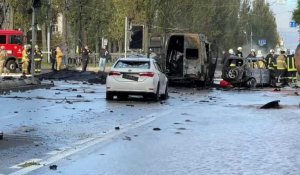 Dégâts et circulation après des explosions dans le centre de Kiev