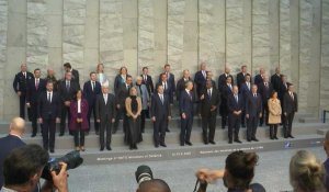 Photo de famille des ministres de la Défense de l'OTAN