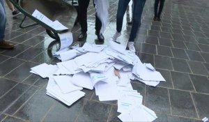 Des jeunes de la Nupes déversent des centaines de factures au siège d'Engie