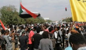 Des Soudanais se rassemblent avant le premier anniversaire du coup d'Etat militaire