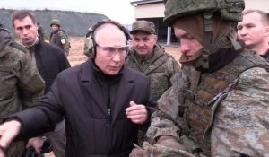 Poutine tire avec une arme à feu lors d'une visite dans un centre d'entraînement militaire
